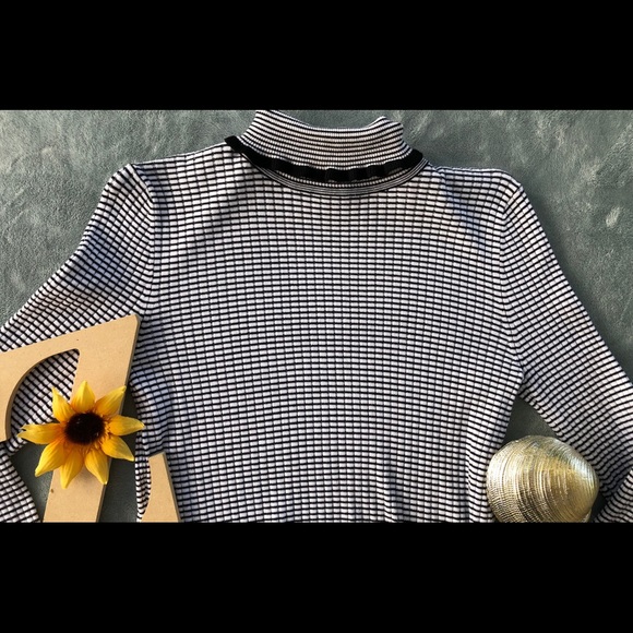 Forever 21 Striped Turtleneck - Picture 4 of 5